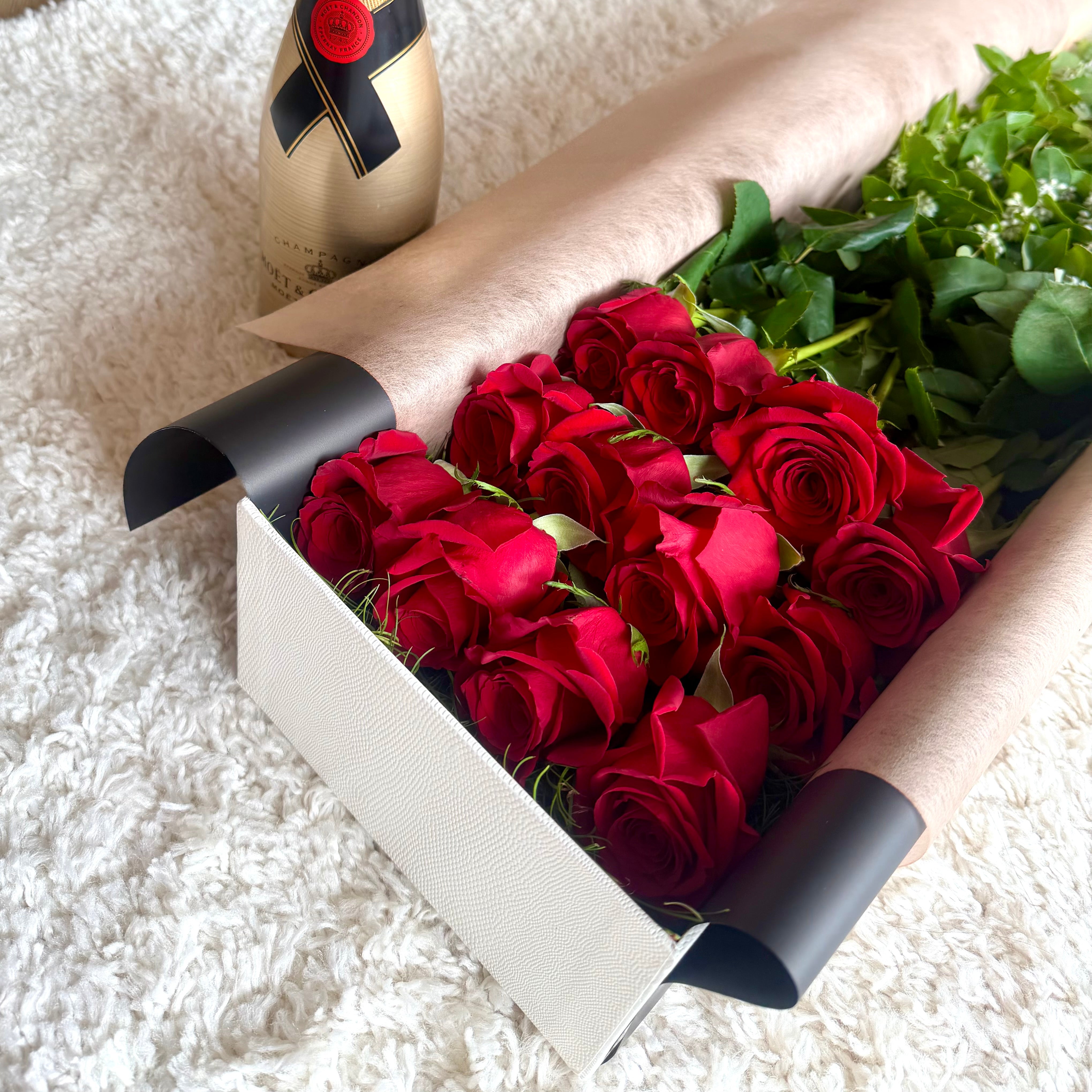 Red Roses & Moët Chandon Hamper