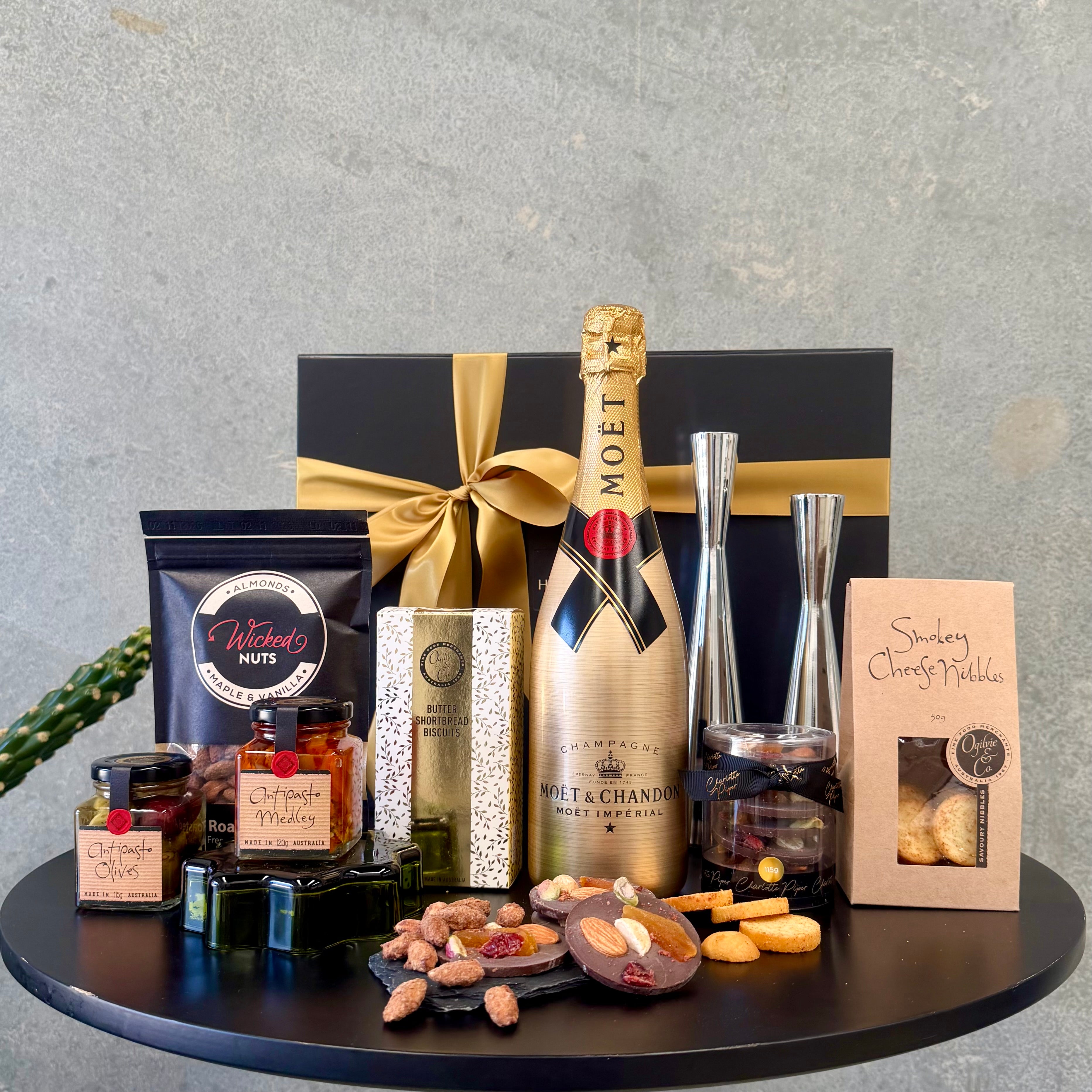Moët & Chandon Gold Champagne & Gourmet Nibbles Luxury Hamper