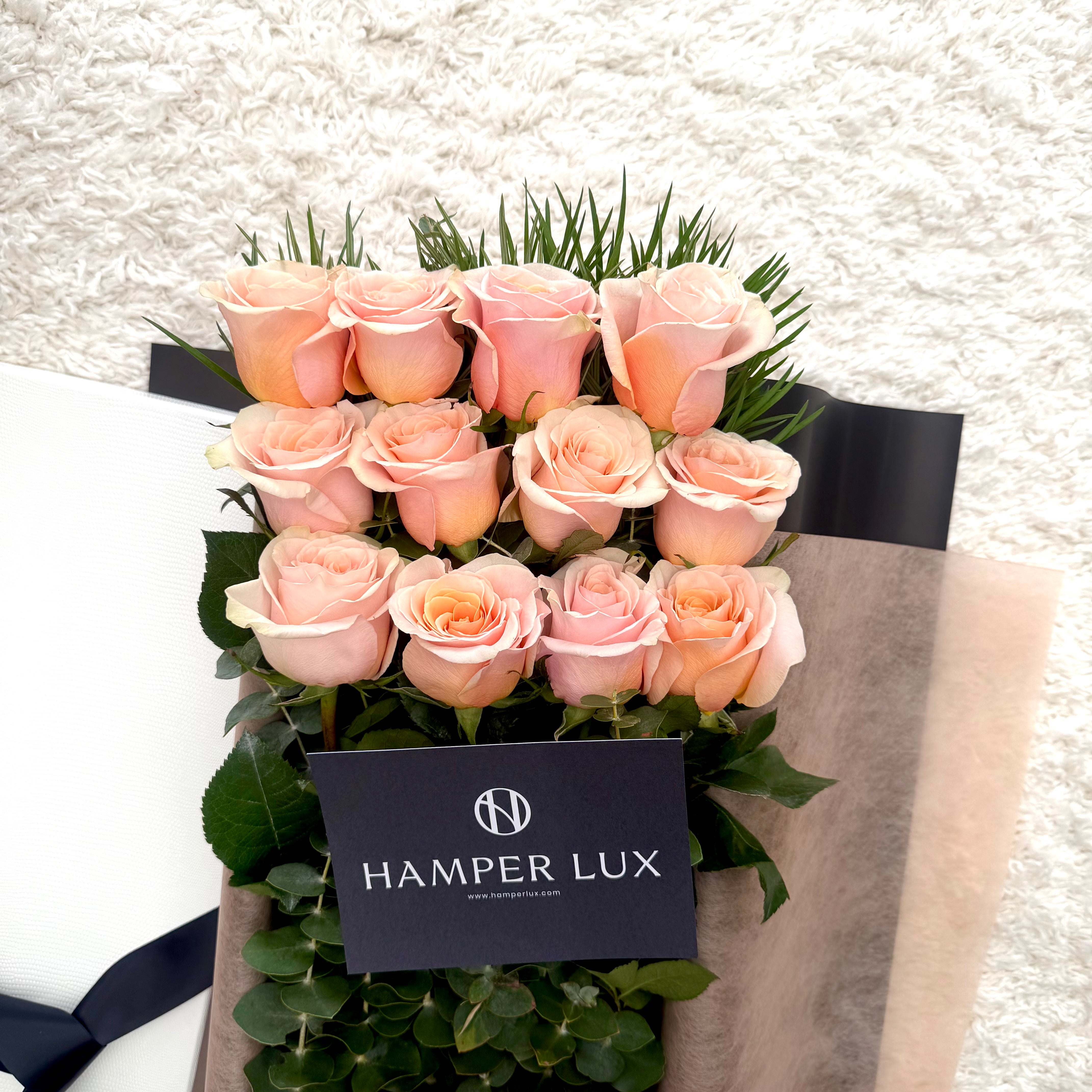 12 Apricot Roses & Moët Chandon Hamper