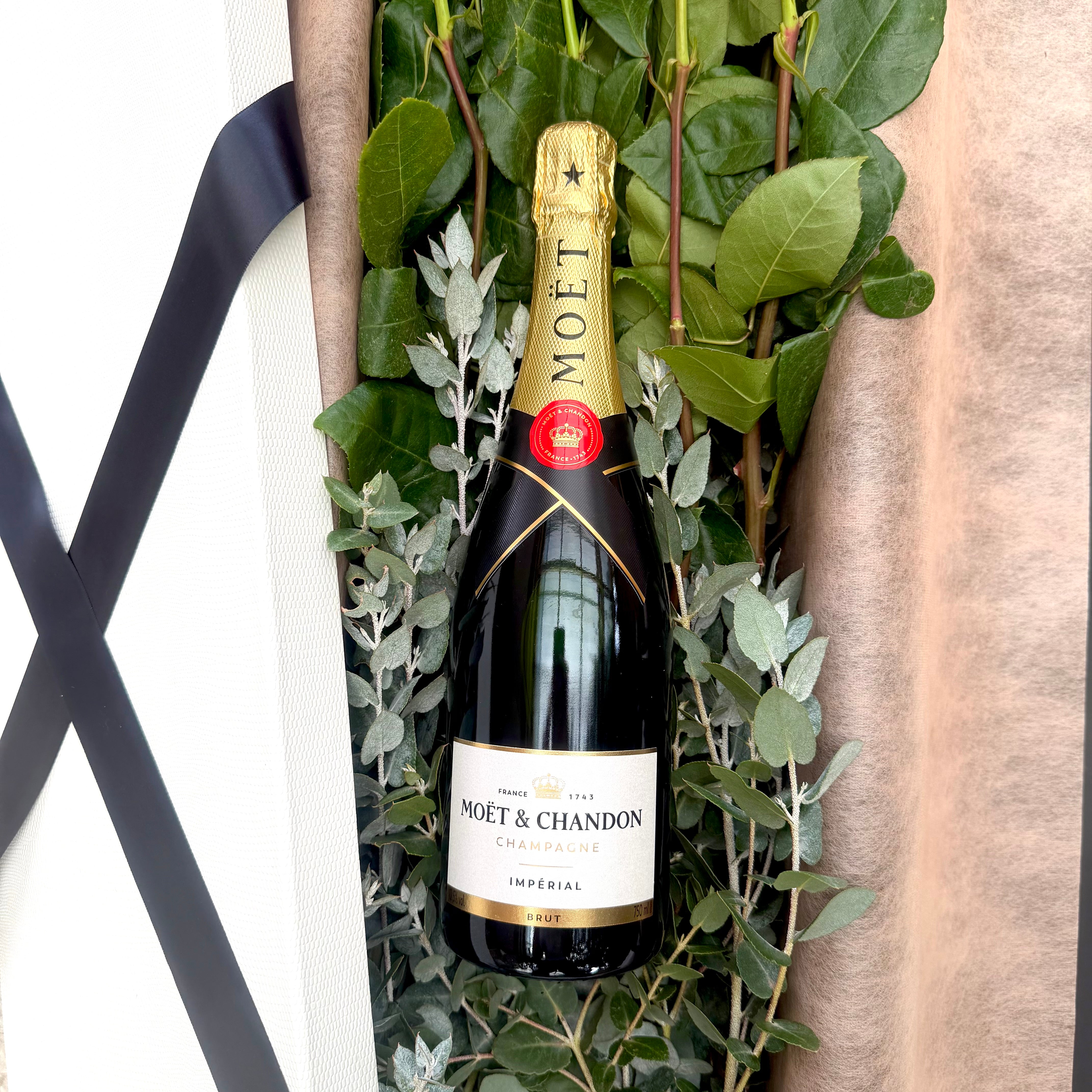 12 Apricot Roses & Moët Chandon Hamper