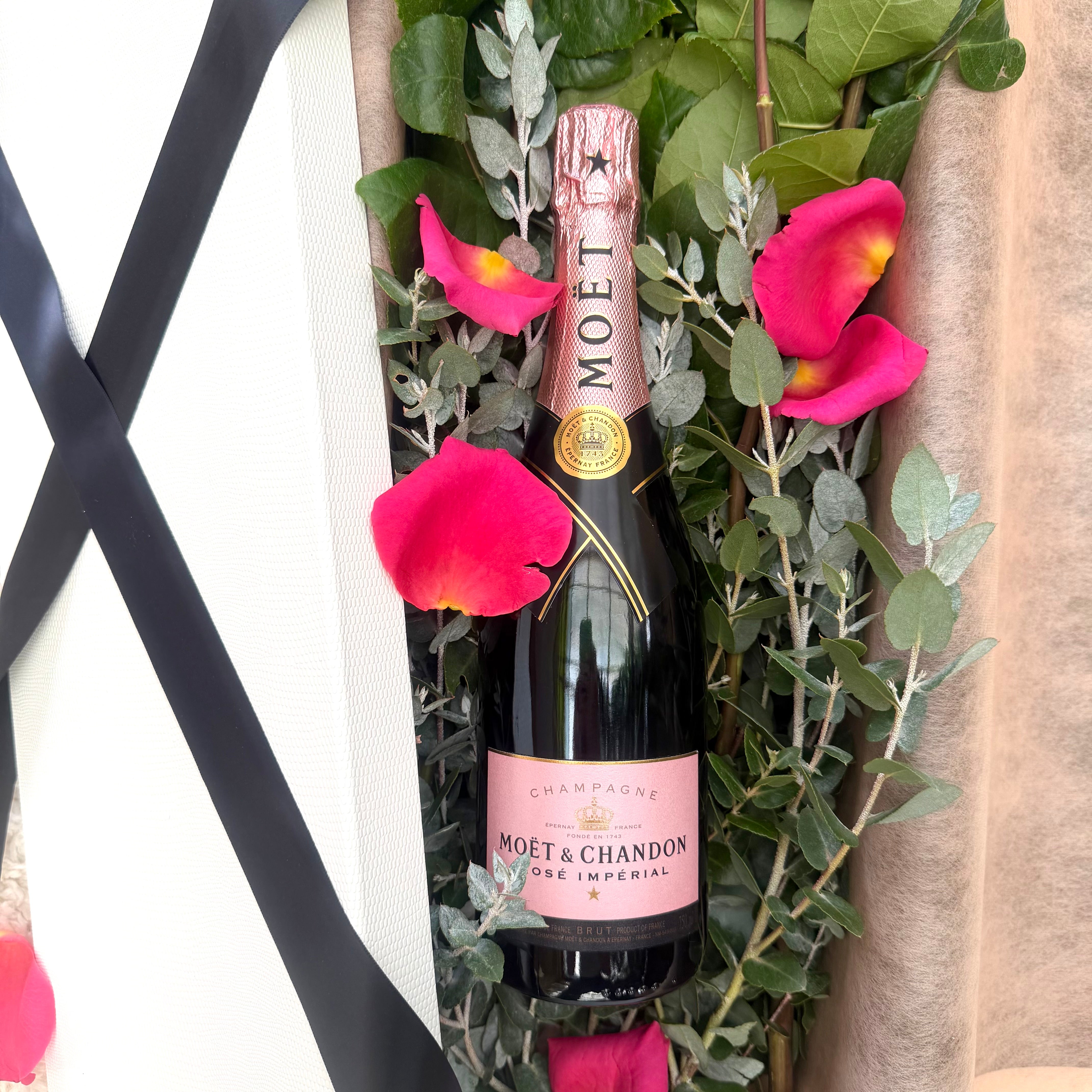 Hot Pink Roses & Moët Chandon Hamper