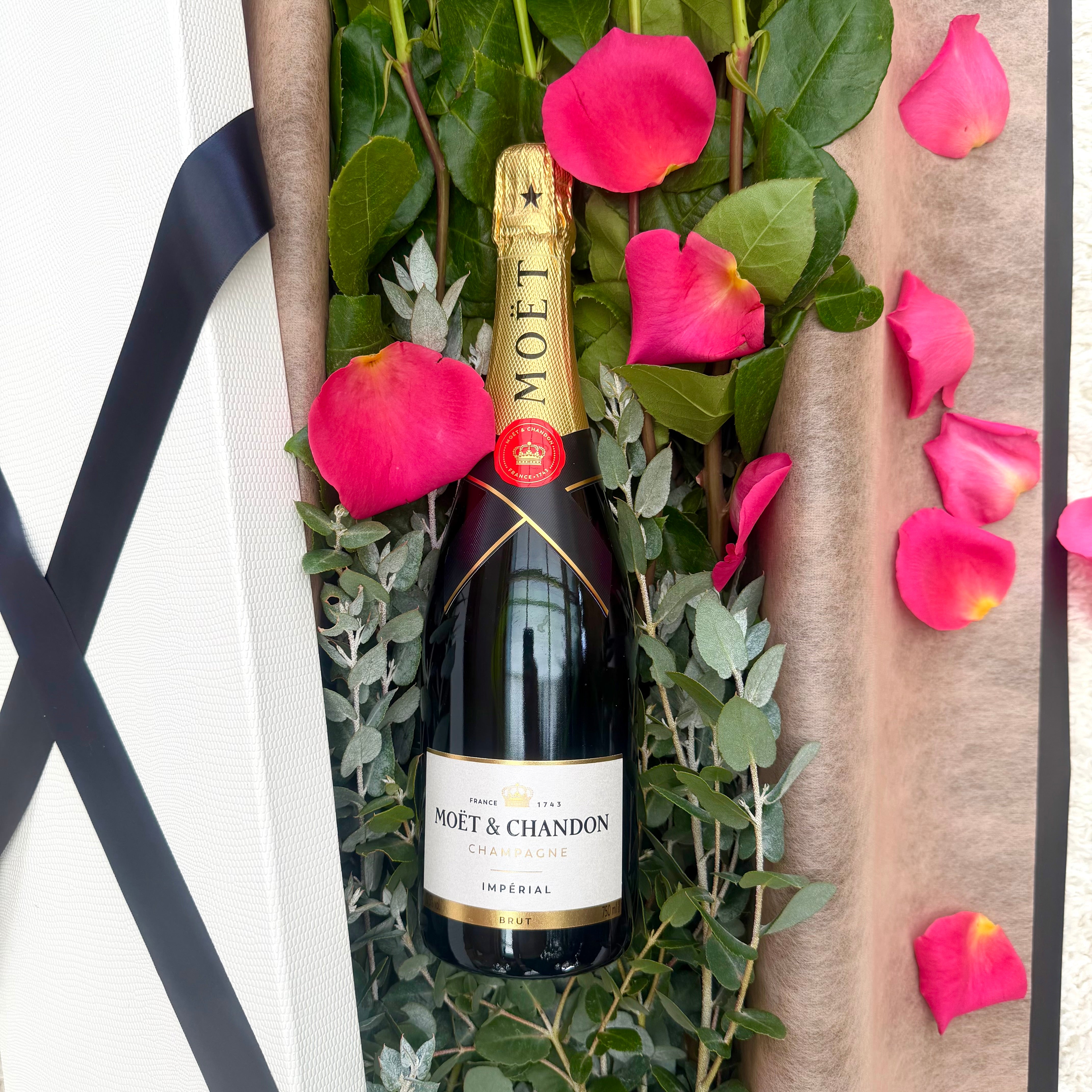 12 Hot Pink Roses & Moët Chandon Hamper