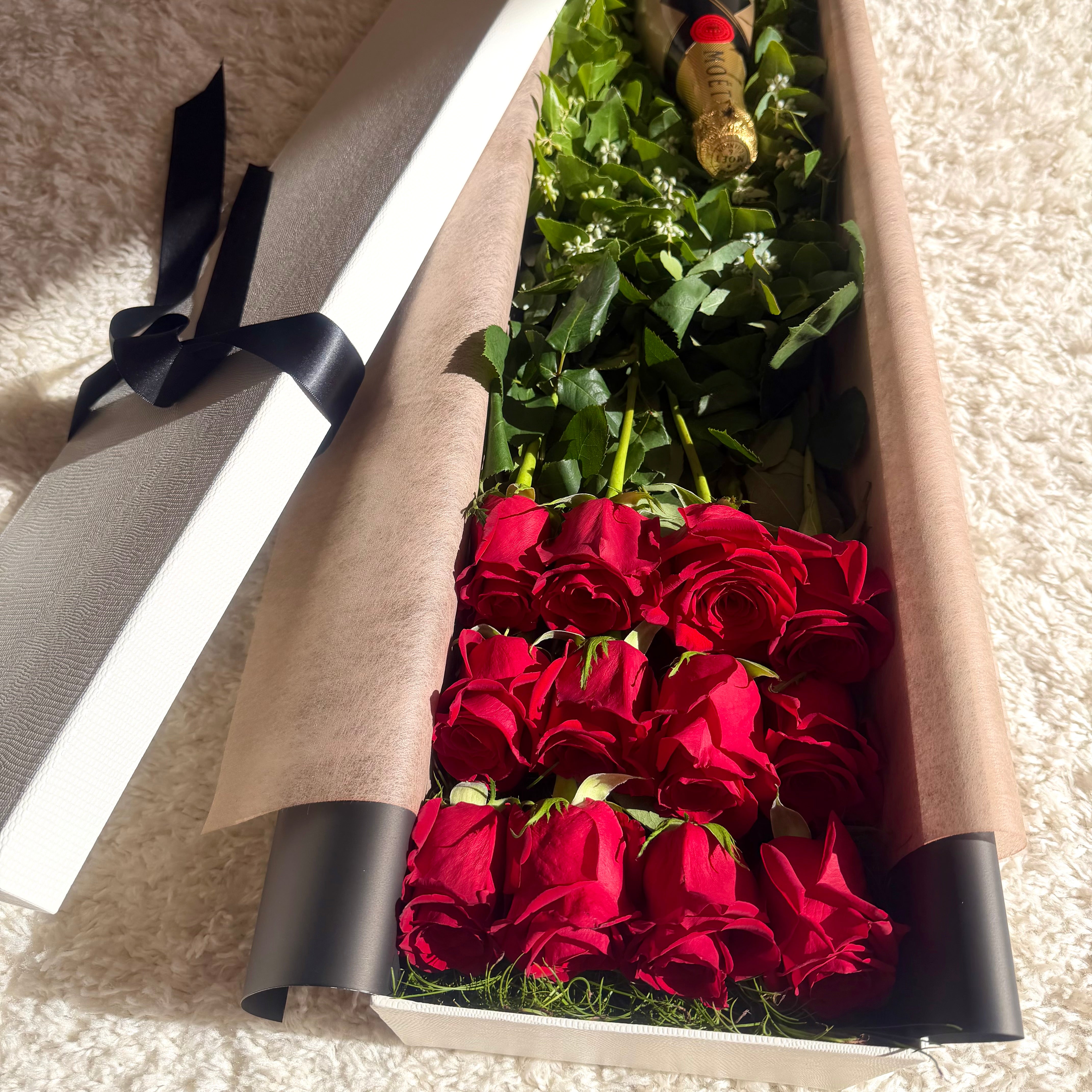 Red Roses & Moët Chandon Hamper