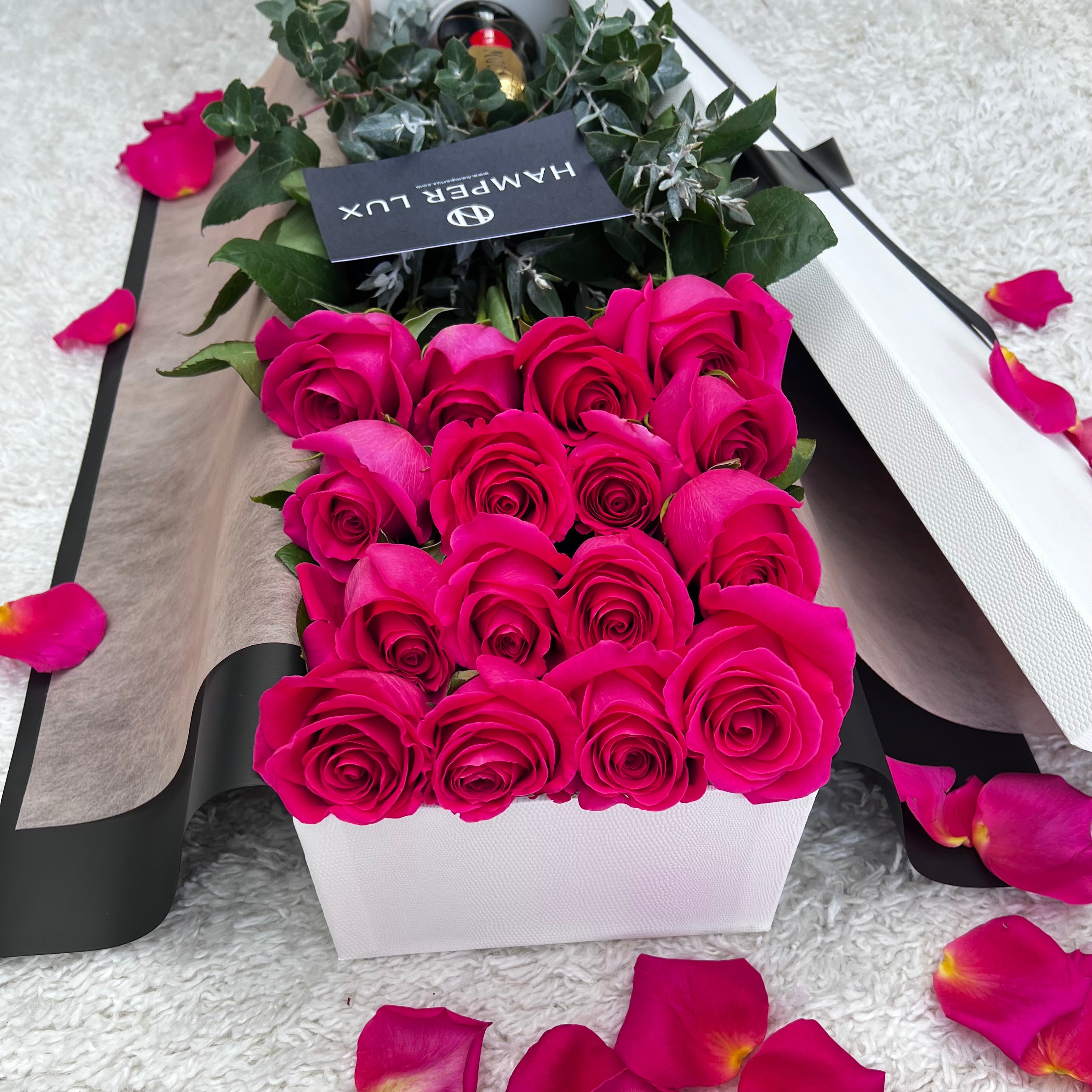 16 Hot Pink Roses & Moët Chandon Hamper