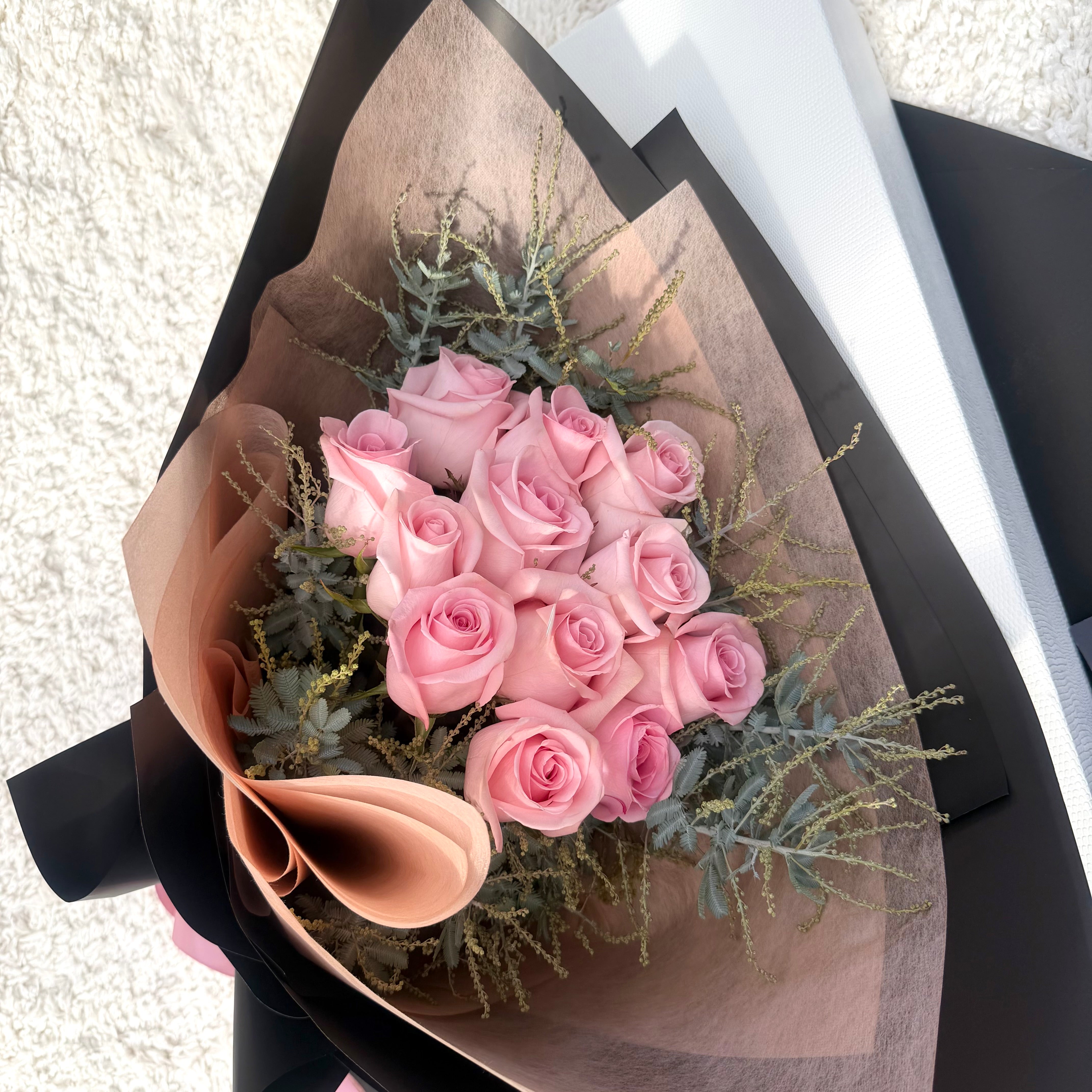 12 Pink Rose Bouquet & French Macarons