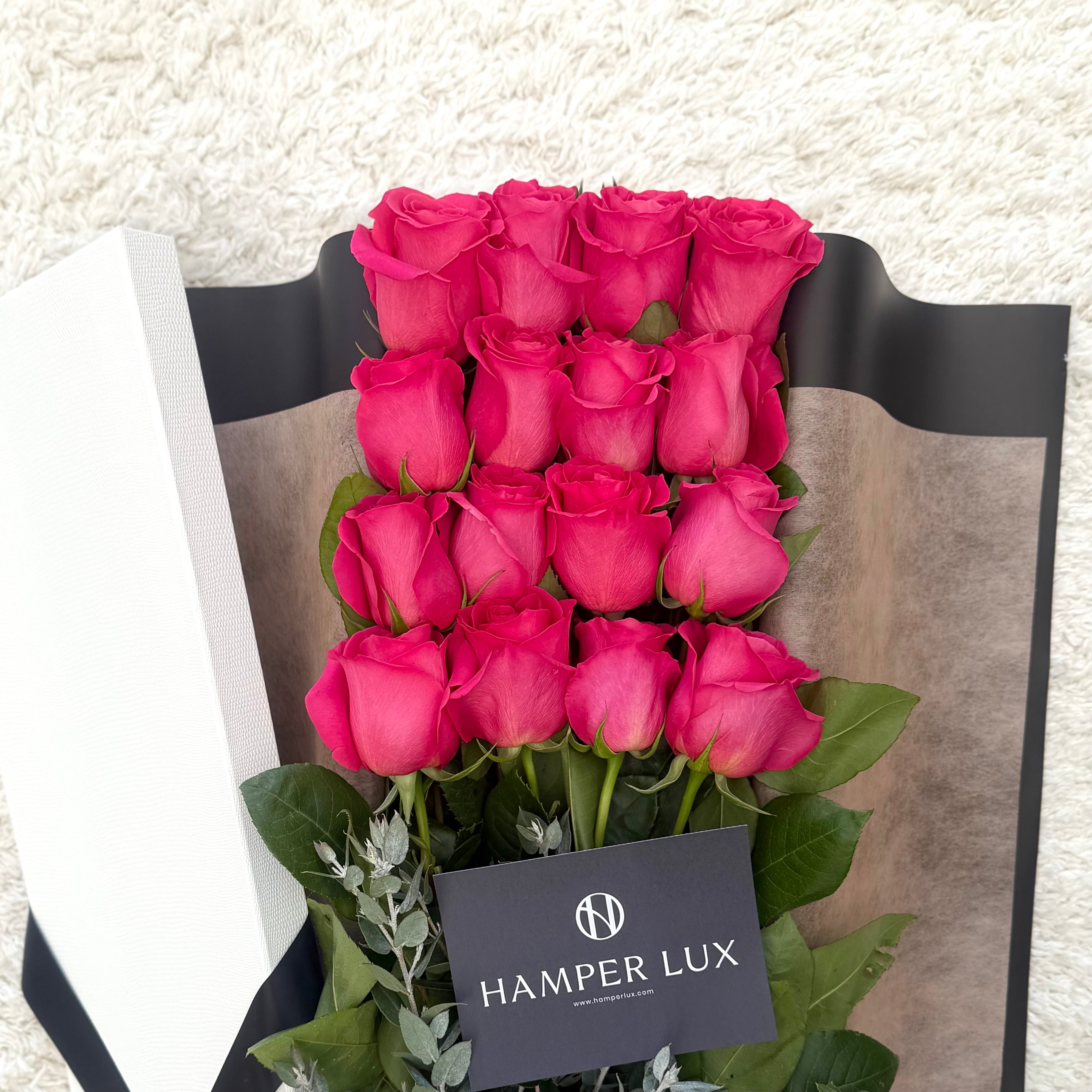 16 Hot Pink Roses & Moët Chandon Hamper