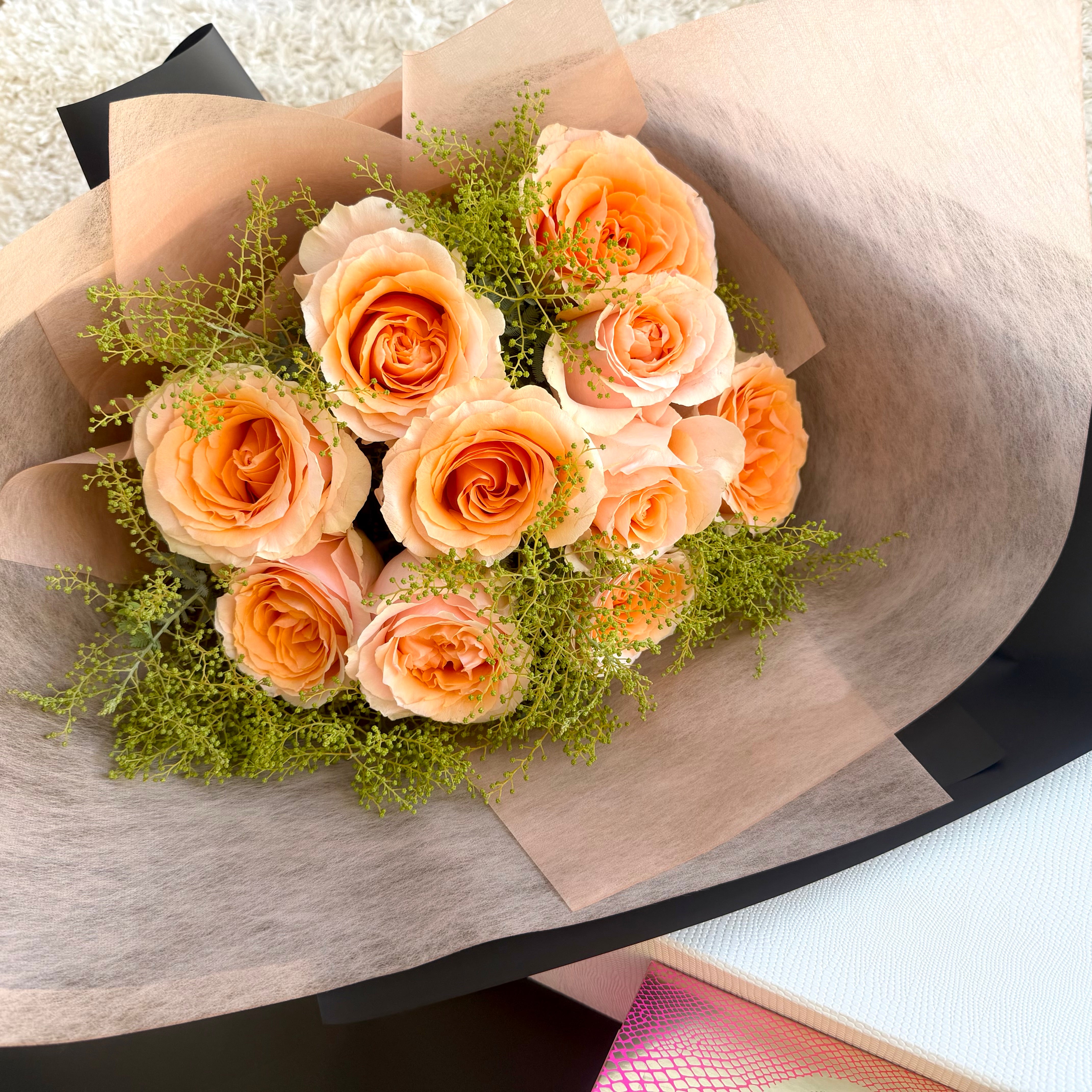 10 Apricot Roses & ECOYA Goldie Candle