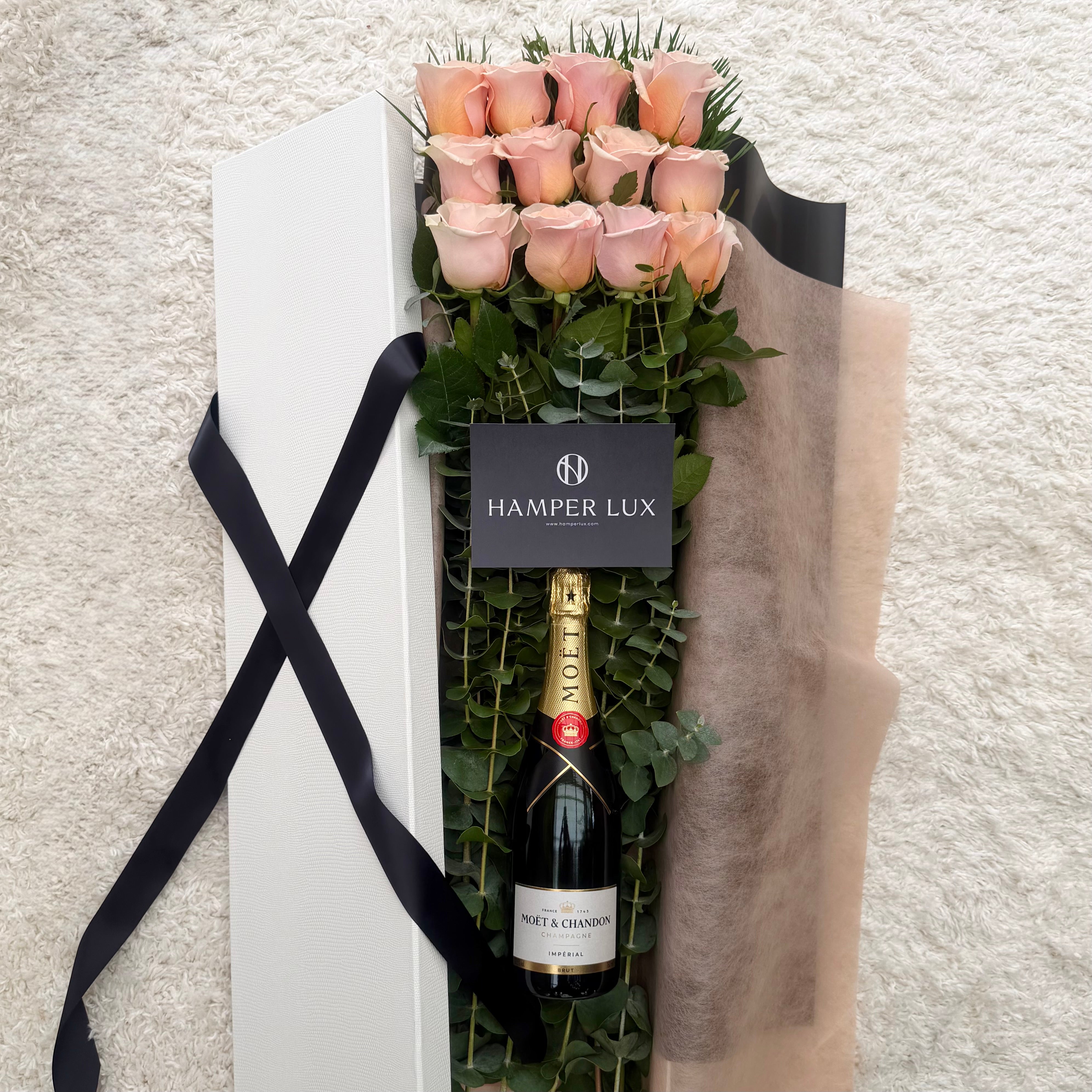 12 Apricot Roses & Moët Chandon Hamper