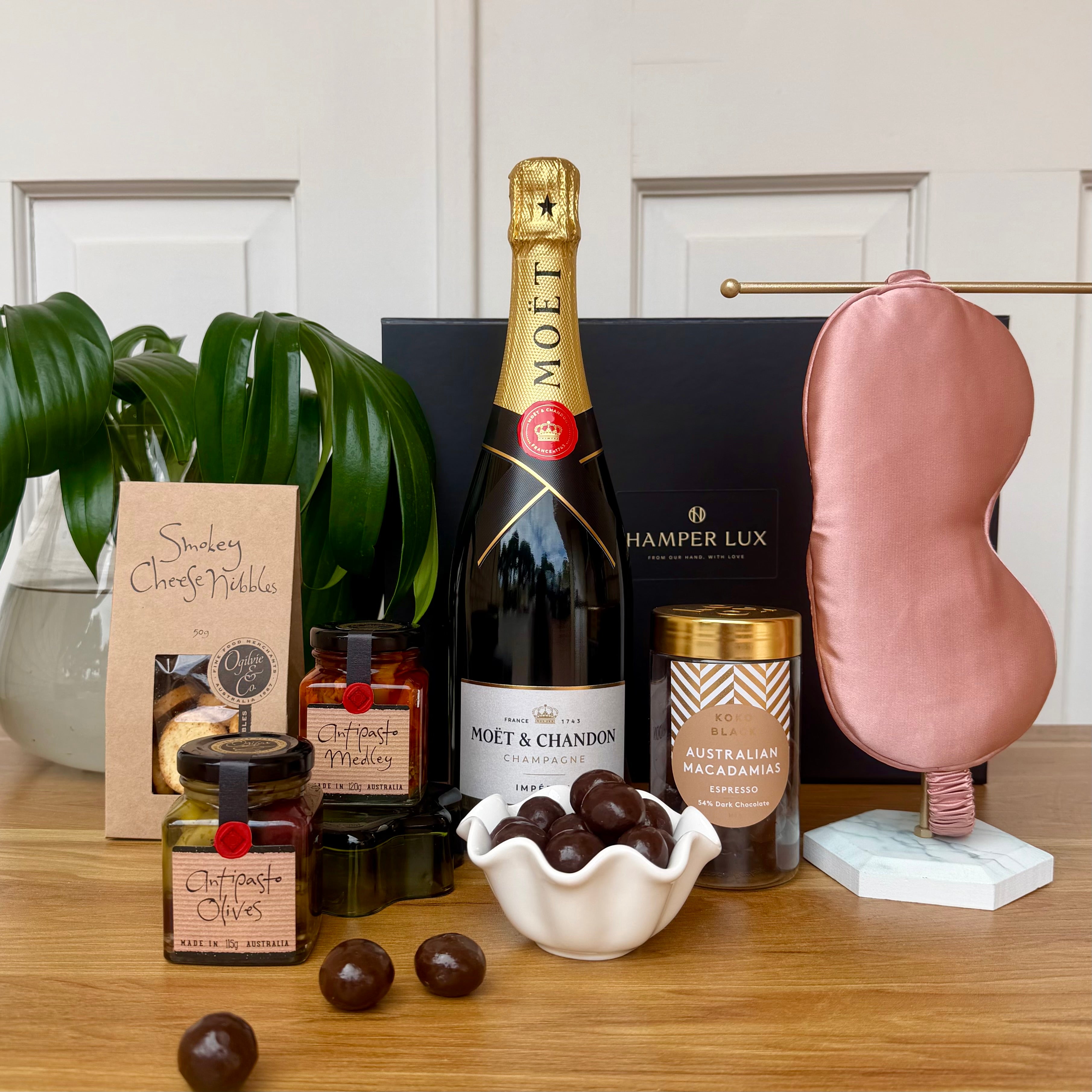 Moët & Gourmet Nibbles Hamper